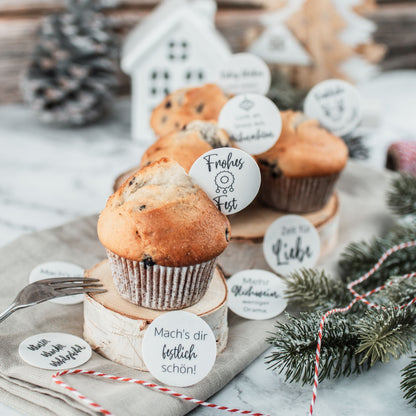 mehrere Muffins dekoriert mit einigen Oblaten mit Weihnachtswünschen, winterliches Set