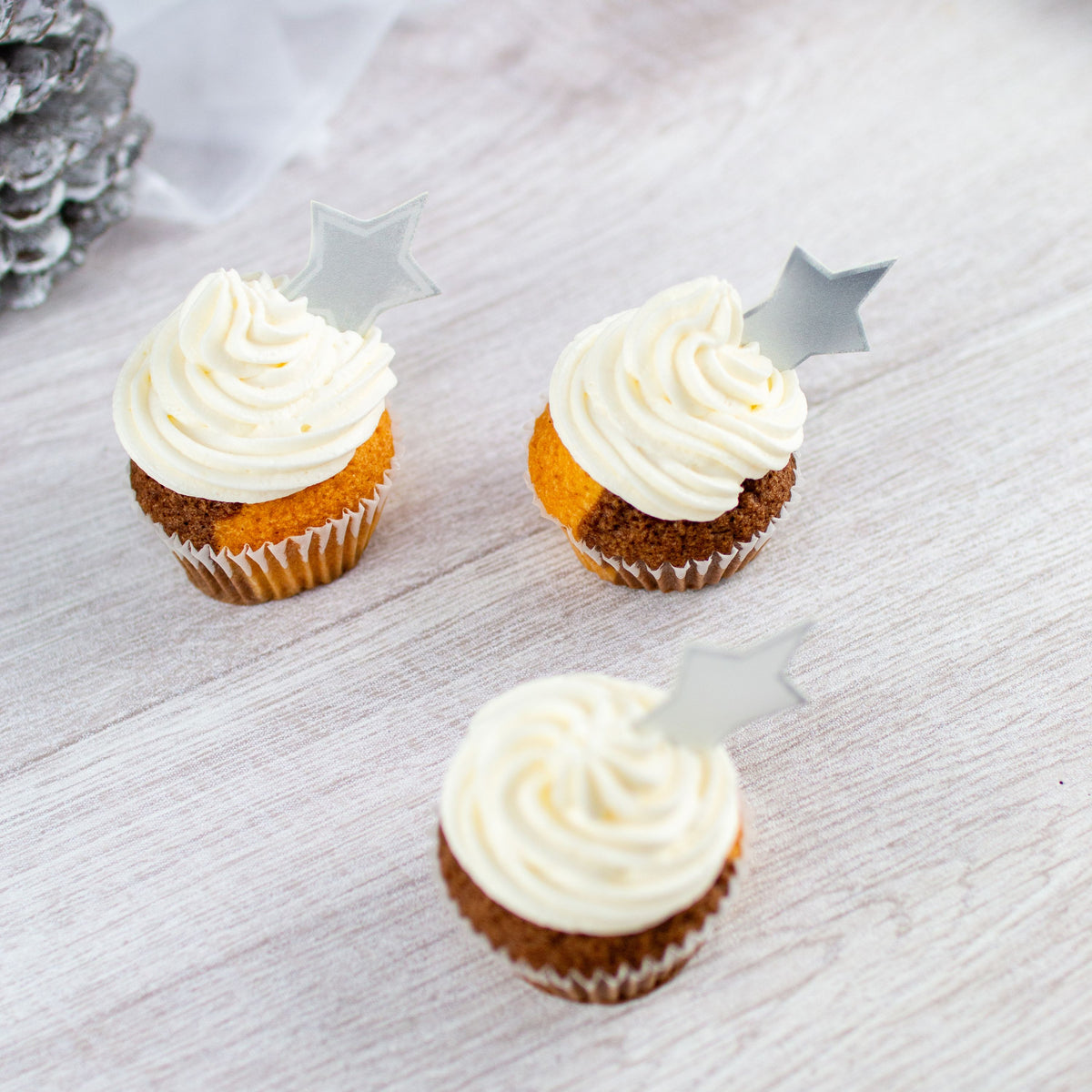 3 CupCakes mit Oblatensternen in Silberoptik