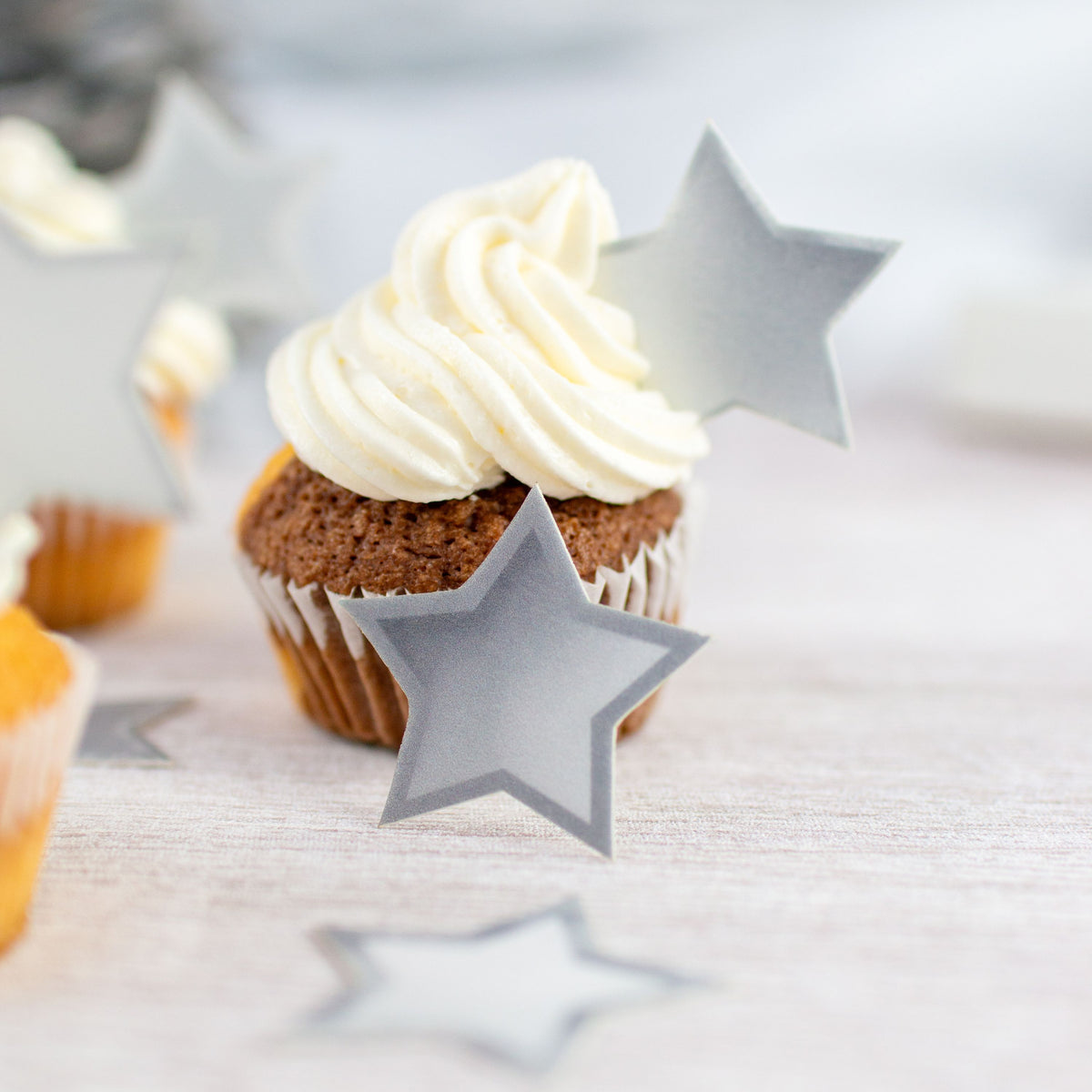 CupCake mit 3 Oblatensternen in Silberoptik